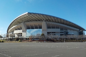 東駐車場からスタジアム外観